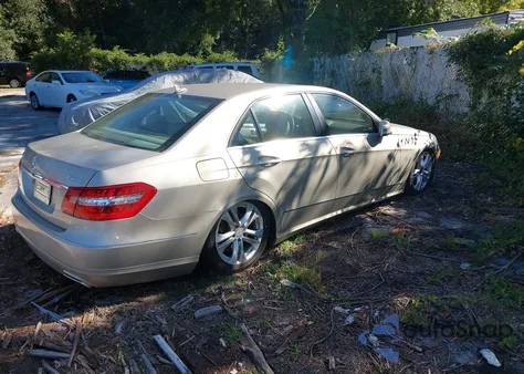 2010 Mercedes-Benz E 550 4Matic из США, поврежденный, VIN WDDHF9AB5AA212545